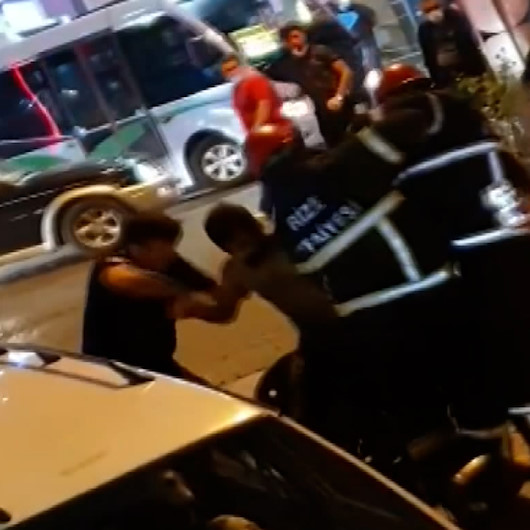 Rizede su kanalına giren adamın rögardan çıkarıldığını görenler şaşkına döndü