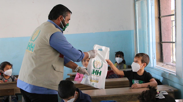 İHH'dan Afrin'deki 2 bin 500 öğrenciye kırtasiye desteği