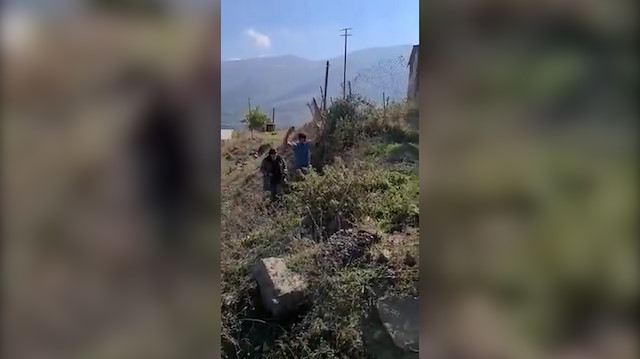 Azerbaycan askerleri biri 70 yaşında iki Ermenistan askerini esir aldı