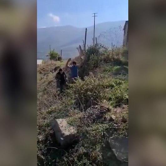 Azerbaycan askerleri biri 70 yaşında iki Ermenistan askerini esir aldı