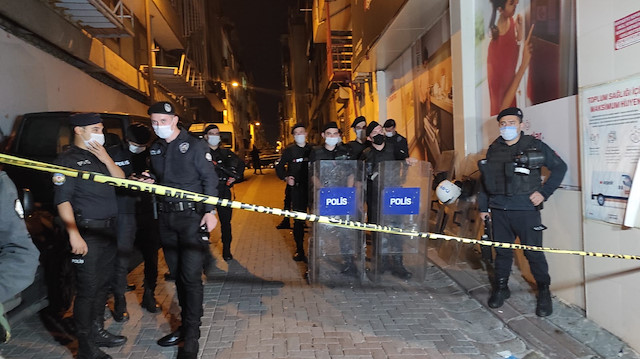 Zeytinburnu'nda polis kavgaya müdahale ederken yaşanan arbedede 2 kişi yaralandı.