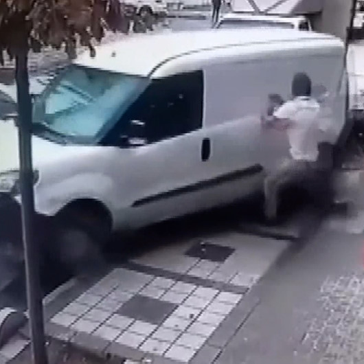 Kaldırımdaki gençlerin ölümden döndüğü anlar kamerada