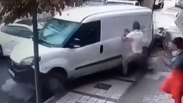 Kaldırımdaki gençlerin ölümden döndüğü anlar kamerada