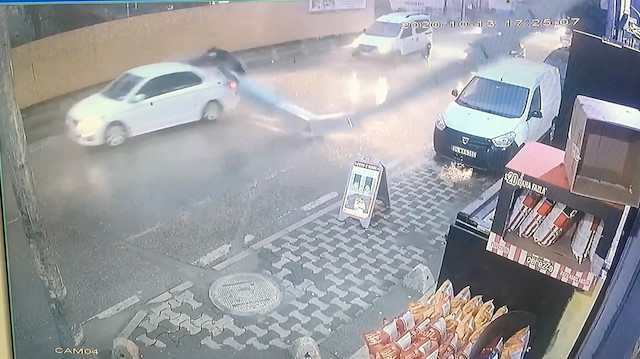 Ümraniye'de kebapçının 15 metrelik bacası araçların üzerine düştü