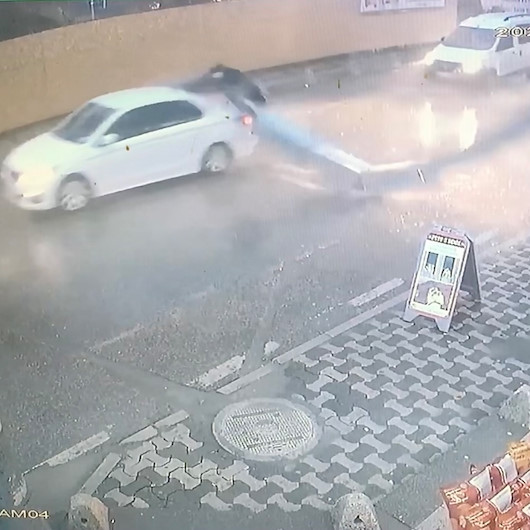 Ümraniyede kebapçının 15 metrelik bacası araçların üzerine düştü