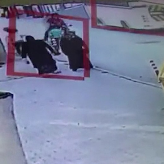 Birden yola fırlayan çocuk motosikletliyi yere serdi