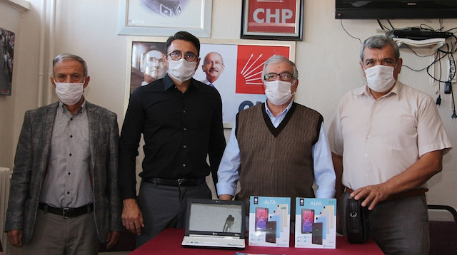 CHP Manisa İl Başkanlığı, tespit ettiği 3 öğrenciye tablet dağıttı.