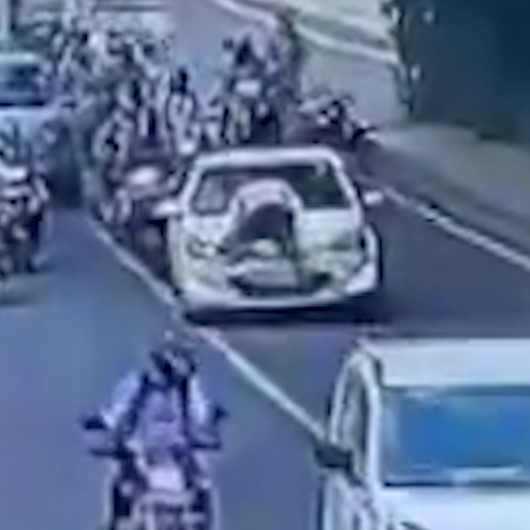 Hindistan’da polis dur ihtarına uymayan aracın kaputuna çıktı
