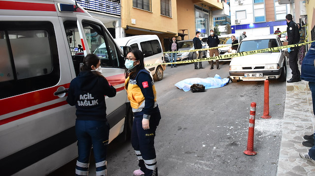 İzmir'de bir kişi sokak ortasında ölü bulundu.