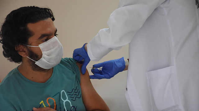 Korona aşısı hastanelerdeki gönüllü sağlık çalışanları üzerinde uygulanmaya başlandı. 