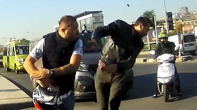 Trafik magandası terör estirdi: Önünü kestiği motosikletliyi tokatladı, sürücüleri silahıyla tehdit etti!