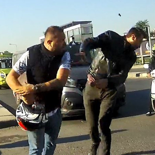 Trafik magandası terör estirdi: Önünü kestiği motosikletliyi tokatladı, sürücüleri silahıyla tehdit etti!
