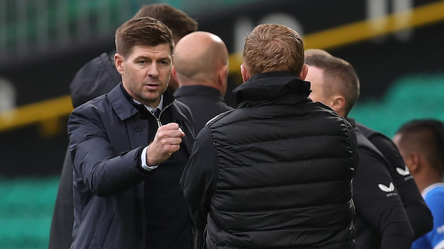 Rangers Teknik Direktörü Gerrard, rakip takımın hocası Neil Lennon selamlaştı.