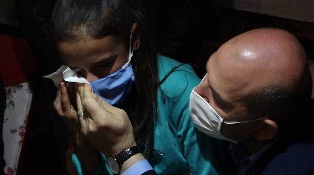 Bakan Soylu Bozkurt’un kızını teselli ederek gözyaşlarını sildi.