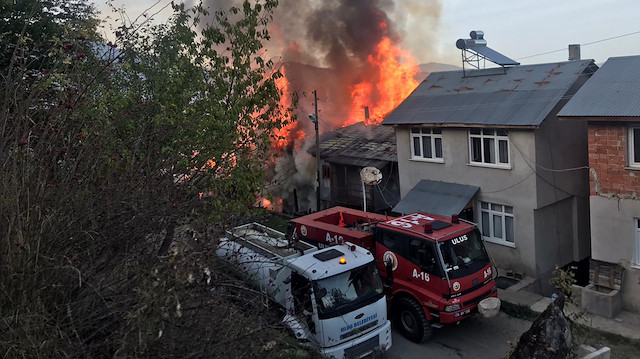 Yangına müdahale eden itfaiye ekiplerinin söndürme çalışması iki saat sürdü. 