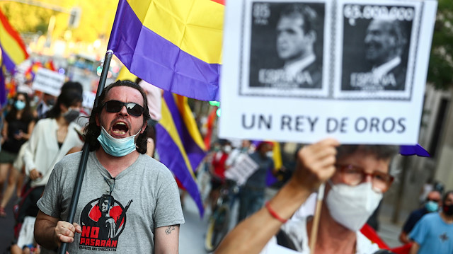 FILE PHOTO: A protester shouts slogans during a demonstration against Spanish monarchy amid allegations of corruption against former Spain's King Juan Carlos, in Madrid, Spain, July 25, 2020. REUTERS/Sergio Perez - RC2I0I9JATEP/File Photo

