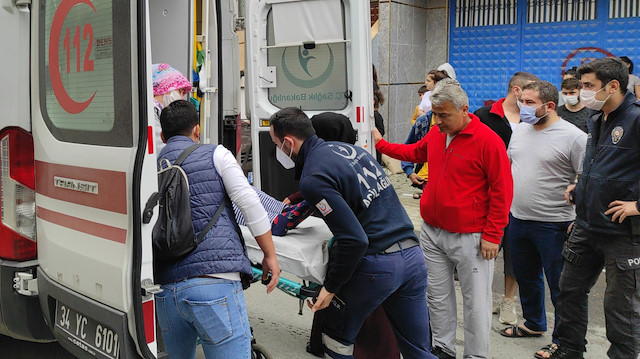 Yaralılar olay yerine ambulanslarla hastaneye götürüldü. 