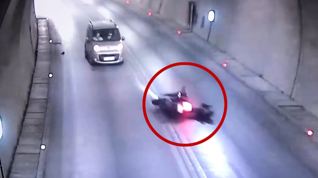 Motosiklet sürücüsü önce duvara çarptı sonra karşıdan gelen aracın altına girdi
