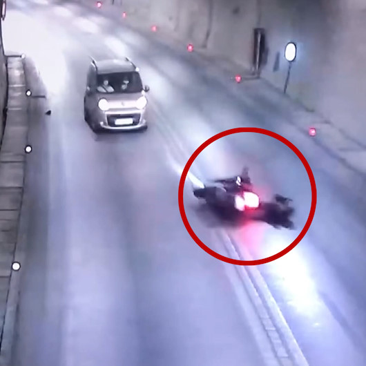 Motosiklet sürücüsü önce duvara çarptı sonra karşıdan gelen aracın altına girdi