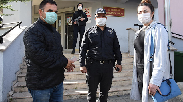 Banka kartı ve 10 bin lira parayı alan Ebru Arslan, polis ekiplerine haber verdi. 