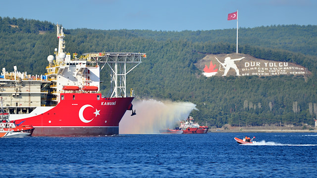 Karadeniz'deki sondaj faaliyetlerine katılmak üzere yola çıkan "Kanuni" gemisi, Çanakkale Boğazı'ndan geçişine başladı.
