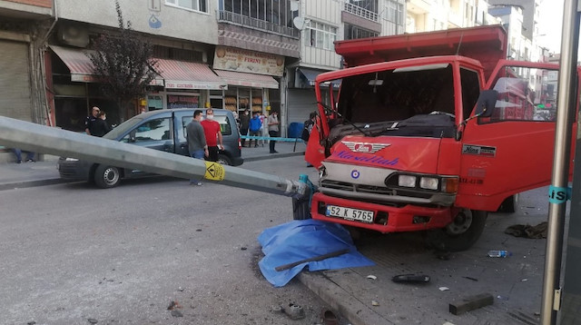 Ecel kaldırımda beklerken yakaladı: Kontrolü kaybeden kamyon kaldırımdaki yayayı hayattan kopardı