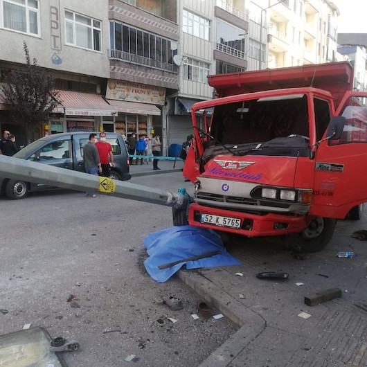 Ecel kaldırımda beklerken yakaladı: Kontrolü kaybeden kamyon kaldırımdaki yayayı hayattan kopardı