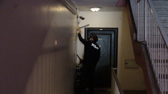 Polis ekipleri, evin bulunduğu apartmana gelerek evin dışarısında bulunan doğalgaz vanasını kapattı. 