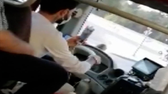 Otobüs şoförü direksiyon başındayken sosyal medyada paylaşmak için video çekti