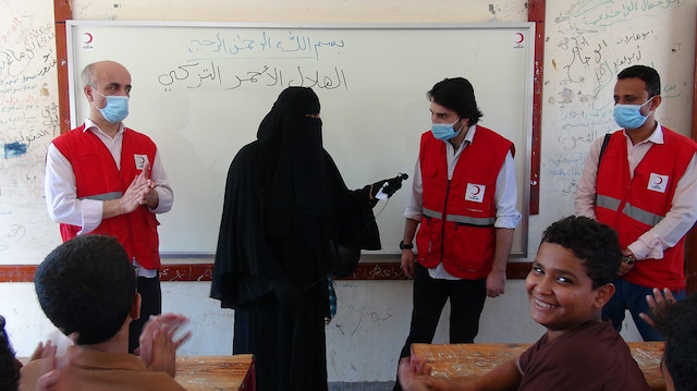 اليمن.. الهلال الأحمر التركي يوزع مستلزمات مدرسية في عدن