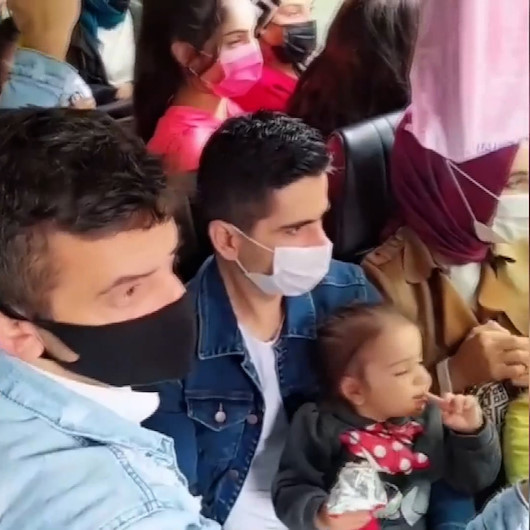 Şoför, minibüste kalabalıktan şikayet eden bir yolcuya, çok düşünüyorsan binmeyeceksin diye çıkıştı