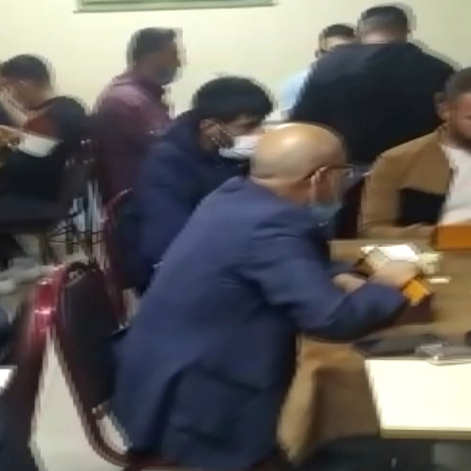 Esenyurtta koronavirüs tedbirlerine uymayarak okey masasında yakalanan 37 kişiye ceza yağdı