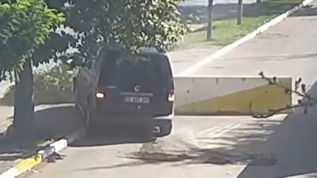 Çalıntı araçla kaçarken, Emniyet Müdürlüğü önünde beton bariyerlere çarptı