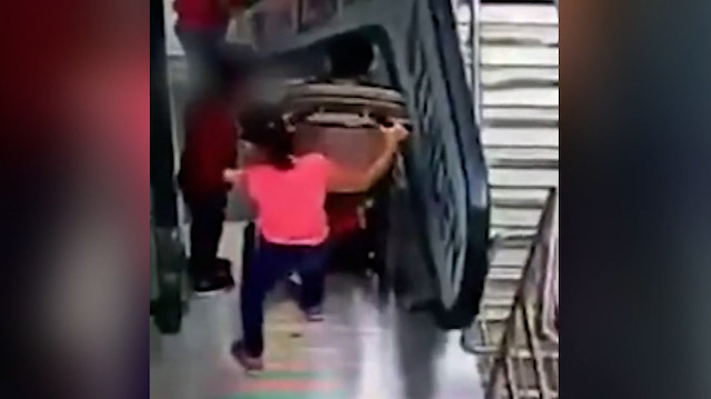 Rusya'da iki kardeş yürüyen merdivenlerden takla atarak aşağıya düştü