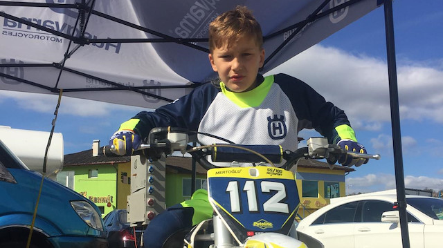 Türkiye motokros şampiyonu 8 yaşındaki Efe Okur, Bulgaristan'da düzenlenen yarışta 65cc sınıfında 3. olarak podyuma çıktı.  