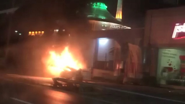 'Makas' atarak kaza yapan otomobil alev alev yandı