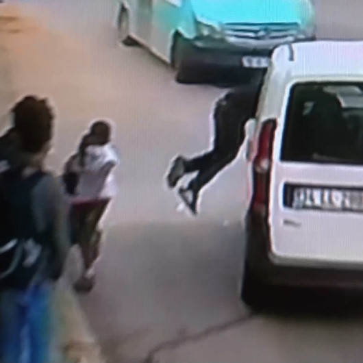 Çocuğu kurtarmak için el freni kopan aracın içine atladı