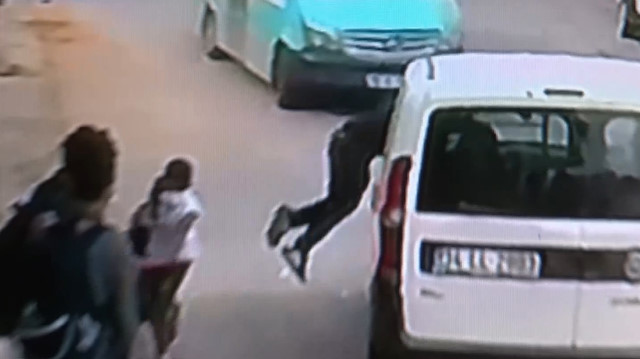 Çocuğu kurtarmak için el freni kopan aracın içine atladı