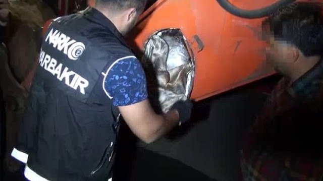 Diyarbakır'da çekici üzerindeki iş makinesine gizlenmiş 159 kilo esrar bulundu