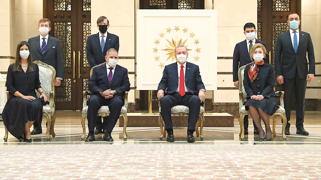 Cumhurbaşkanı Erdoğan, güven mektubunu sunan İspanya’nın Ankara Büyükelçisi Hergueta Garnica, eşi ve bazı büyükelçilik mensuplarıyla hatıra fotoğrafı çektirildi.