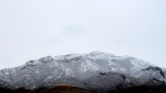 Erzincan’ın Çayırlı ilçesinde dağların zirvesine kar yağdı.