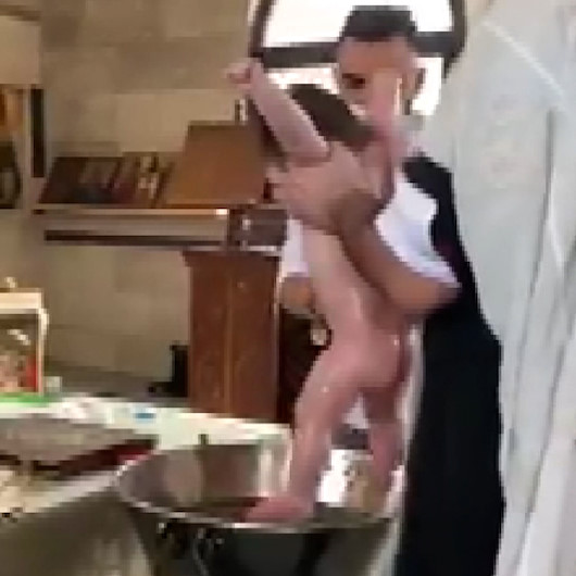 Güney Kıbrısta tepki çeken görüntü: Rahip vaftiz sırasında bebeği yaraladı