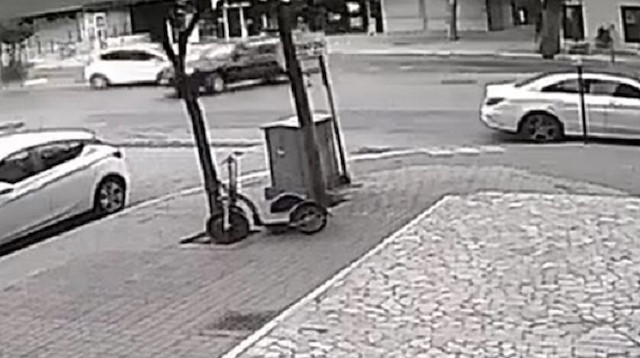 Antalya'da kontrolden çıkan otomobil ortalığı savaş alanına çevirdi