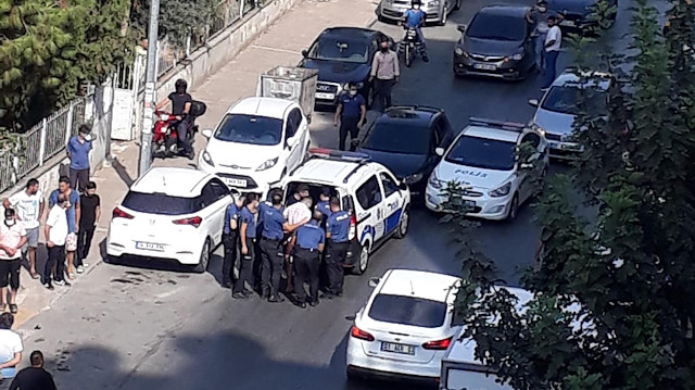 Mersin'de polisin 'dur' ihtarına uymayan araçtan terörist çıktı.