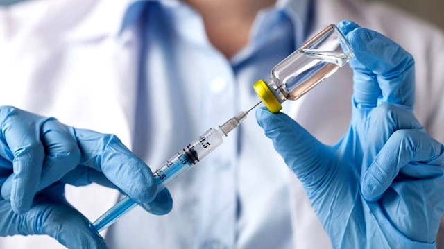 Oxford'un COVID-19 aşısı deneylerine katılan bir doktor öldü