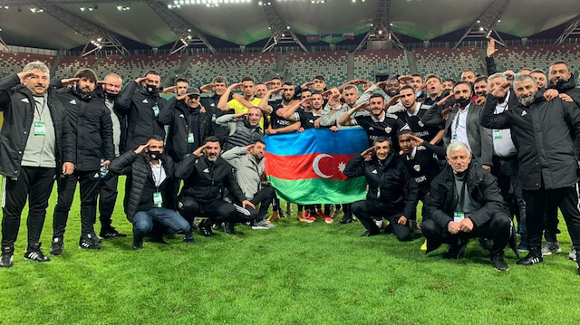 Karabağ Futbol Takımı'nın futbolcuları cephe hattında mücadele eden Azerbaycan askerlerine bu şekilde destek mesajı göndermişti.