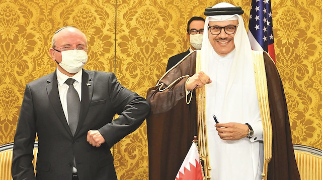 İsrail ile Bahreyn arasında mutabakat zaptını İsrail adına Ulusal Güvenlik Kurumu Başkanı Meir Şabat (solda), Bahreyn adına ise Dışişleri Bakanı Abdullatif ez- Zeyyani (ortada), başkent Manama’da düzenlenen törenle imzaladı.