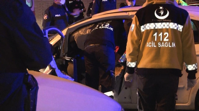İhbar üzerine olay yerine çok sayıda polis, itfaiye ve 112 Acil Servis ekibi sevk edildi.
