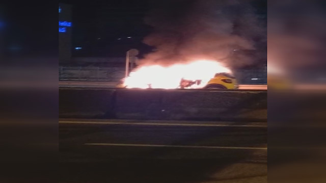 Kadıköy’de ticari taksi alev alev yandı
