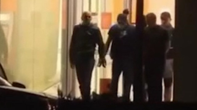 Gürcistan'da silahlı saldırgan 3 rehineyle bankadan ayrıldı